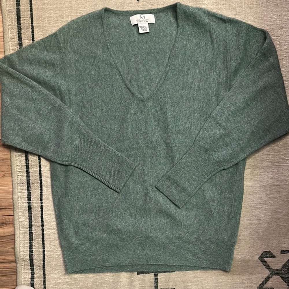 Magaschoni V neck Cashmere Sweater in Soft Green. Size M.